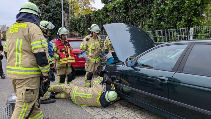 FW-KLE: Feuerwehr befreit Katze aus Motorraum