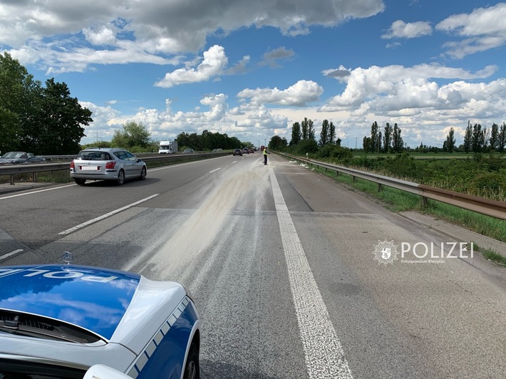 POL-PDNW: Polizeiautobahnstation Ruchheim Lkw verliert Ladung