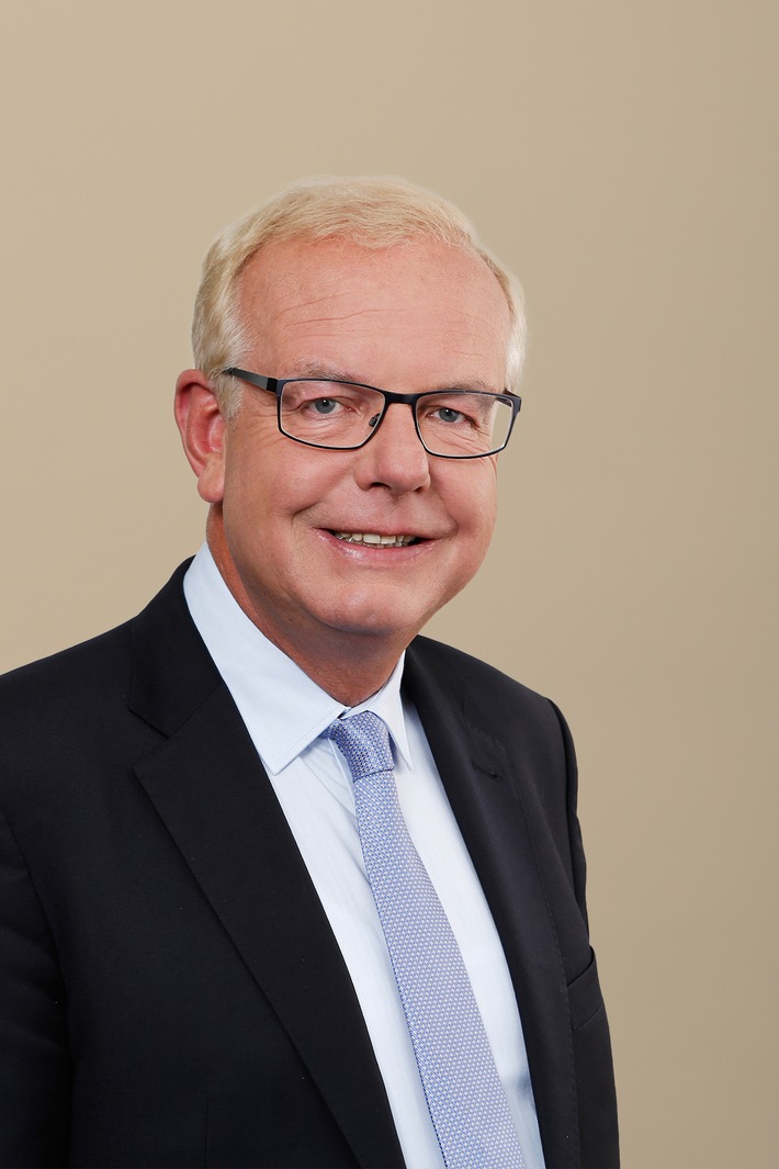 Thomas Kreuzer gratuliert der neuen CDU-Bundesvorsitzenden Annegret Kramp-Karrenbauer - Wettbewerb war ein Gewinn für die CDU und die Demokratie