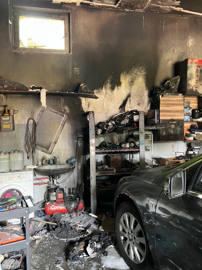 FW-WAF: Feuer in KFZ Werkstatt