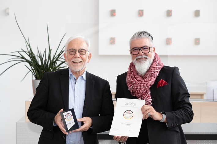 Fairer Umgang mit Versicherten und hervorragendes Preis-Leistungs-Verhältnis - Kundenorientierung der Viactiv mit dem Deutschen-Fairness-Preis belohnt. / Reinhard Brücker (v.l.) und Tom Fröhlich freuen sich über die erneute Auszeichnung der VIACTIV Krankenkasse beim Deutschen-Fairness-Preis. / Weiterer Text über ots und www.presseportal.de/nr/121326 / Die Verwendung dieses Bildes ist für redaktionelle Zwecke unter Beachtung ggf. genannter Nutzungsbedingungen honorarfrei. Veröffentlichung bitte mit Bildrechte-Hinweis.