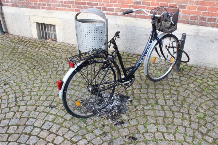POL-COE: Nottuln, Stiftsplatz/ Fahrrad in Brand gesetzt