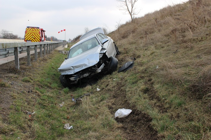 API-TH: BMW durchbricht die Leitschutzplanke