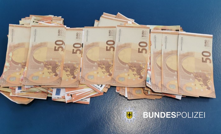 BPOL NRW: Falsche Fünfziger - Bundespolizei stellt 8700,00 EUR Falschgeld sicher