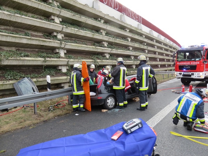 FW-E: Verkehrsunfall auf A40 Fahrtrichtung Bochum, schwerverletzte Frau in Kleinwagen