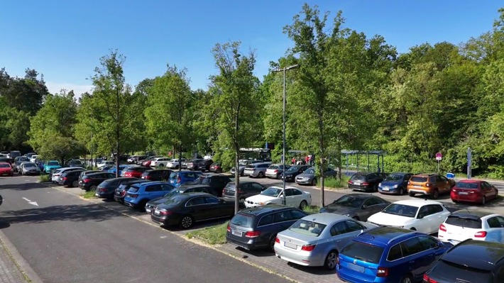 Park+Ride-Parkplätze im ADAC Check - Handlungsbedarf bei Ausbau und Steuerung / acht Plätze sind nicht barrierefrei / schmale Parklücken
