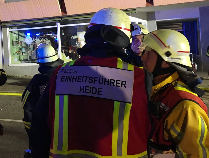 FW-BO: Bochum-Wattenscheid: Flammen schlagen aus Wohnung