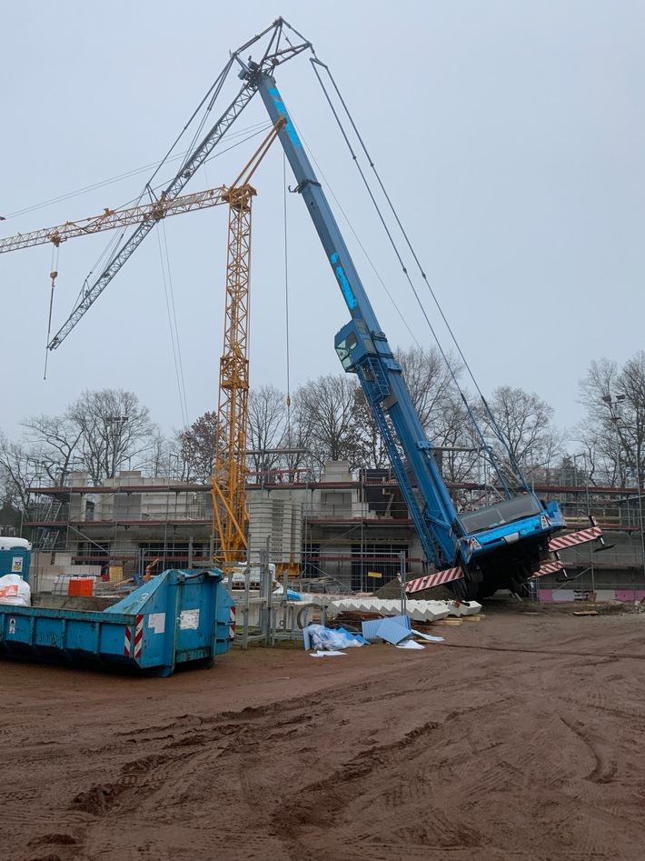 FW Ratingen: Baukran droht zu kippen!