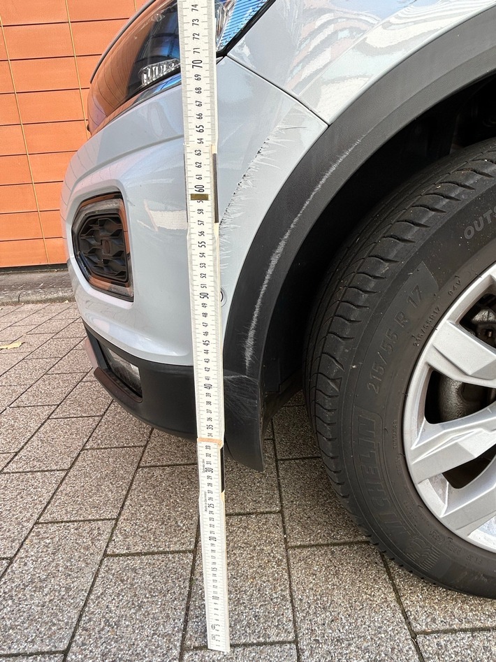 POL-PDPS: Auto gestreift und geflüchtet