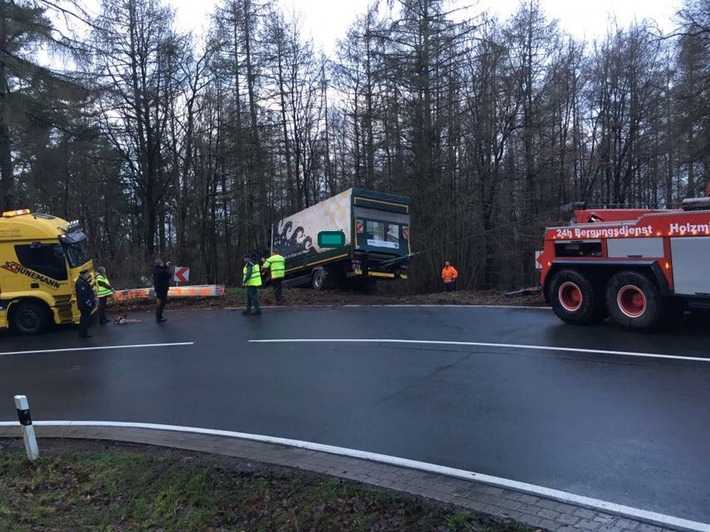 POL-HM: L 550 - Lkw geriet in den Graben