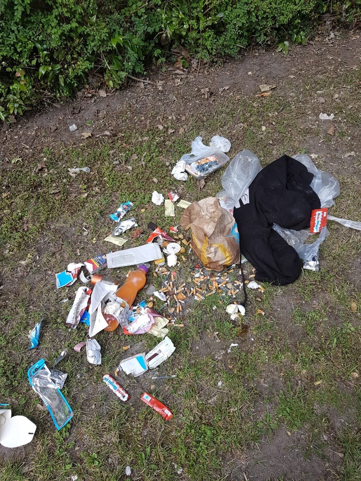 POL-NI: Wiederholte Abfallbeseitigung auf dem Dorfplatz