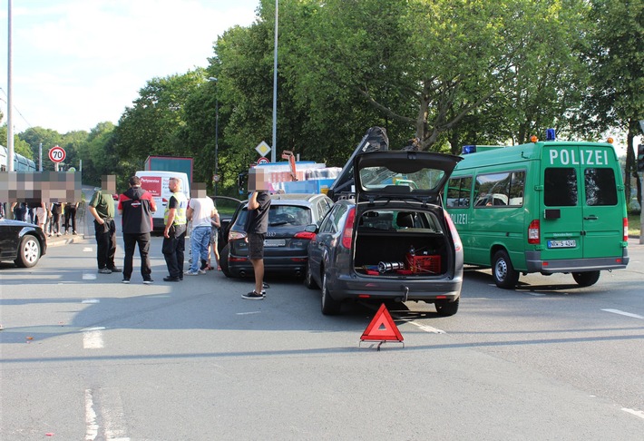 POL-GE: Vier Leichtverletzte und hoher Sachschaden nach Verkehrsunfall