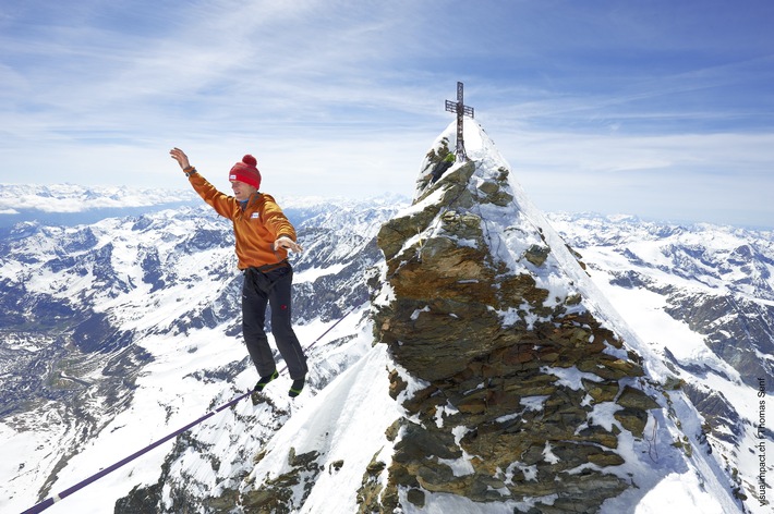 Über den Wolken / Profi-Alpinist Stephan Siegrist stürmt jetzt mit medi zum Gipfel (BILD)