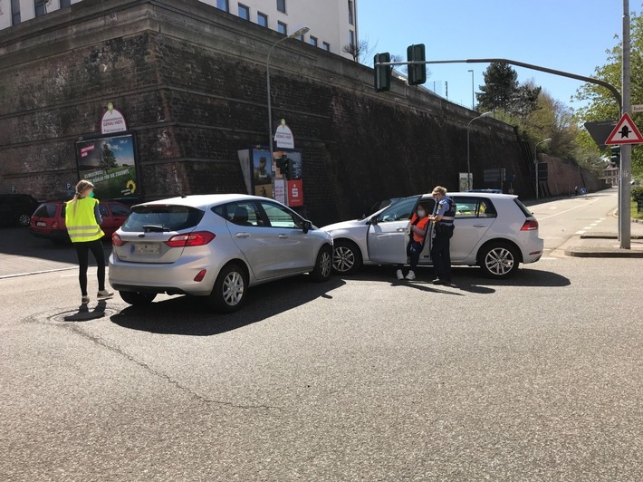 POL-PPWP: Unfall: Rotlicht missachtet