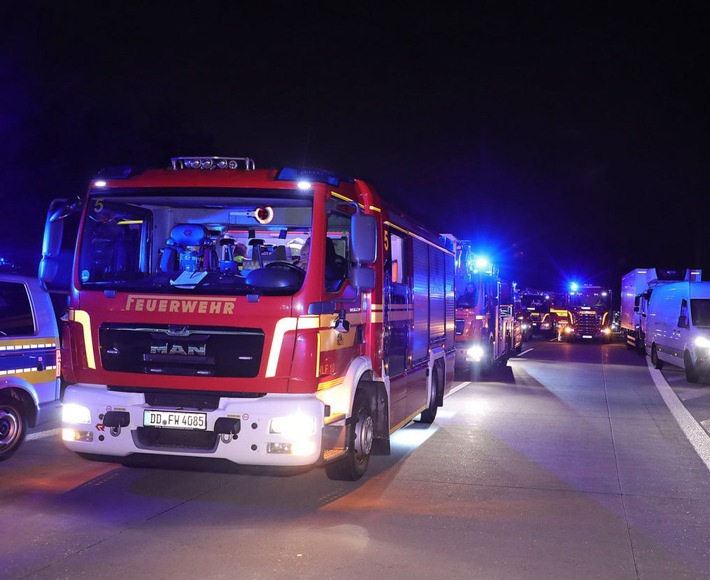 FW Dresden: Schwerer Verkehrsunfall auf der A17 - eine Person verstorben, mehrere teils schwer verletzt