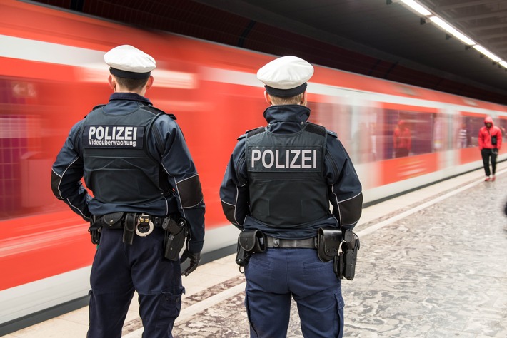 BPOL-HH: Mit 2,22 Promille ohne Fahrkarte in der S-Bahn - Bundespolizei vollstreckt U-Haftbefehl