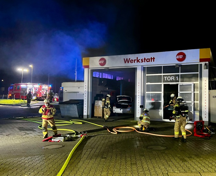 FW-GL: Feuer in Kfz-Werkstatt auf Tankstellengelände im Bergisch Gladbach-Moitzfeld