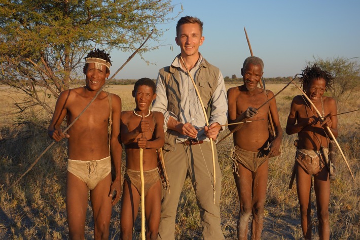 ZDF-Entdeckermagazin "pur+" berichtet aus Afrika / Moderator Eric Mayer für Kinder und Jugendliche unterwegs (FOTO)