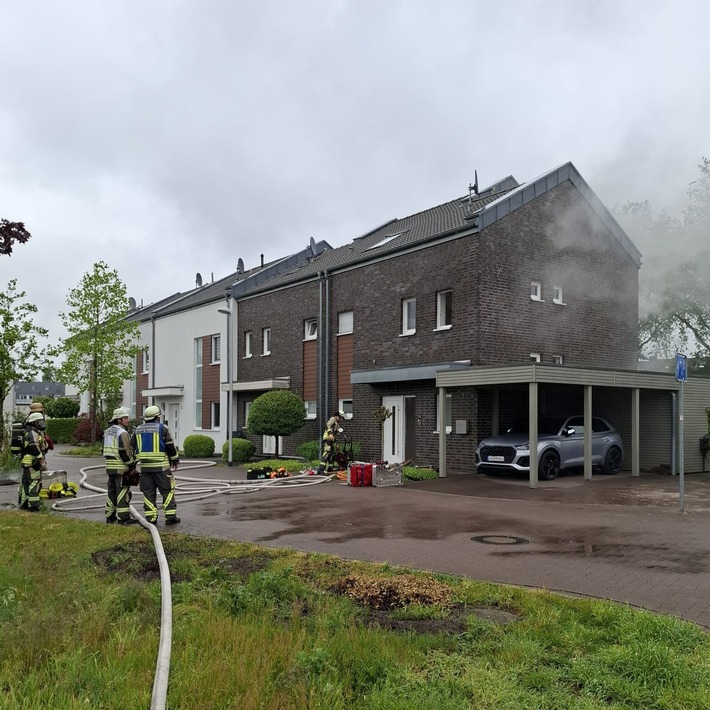 FW Bocholt: Feuer Menschenleben in Gefahr