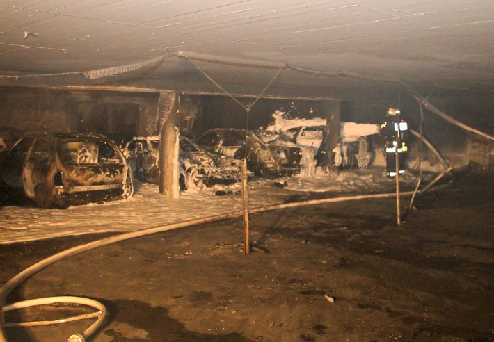 FW-E: Feuer in einer privaten Tiefgarage, drei Fahrzeuge vollständig zerstört, akute Einsturzgefahr