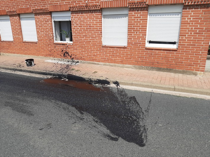 POL-HI: Polizei Alfeld - Sachschaden durch einen im fließenden Verkehr verlorenen Eimer mit flüssigem Bitumen (Dachlack) in Duingen
