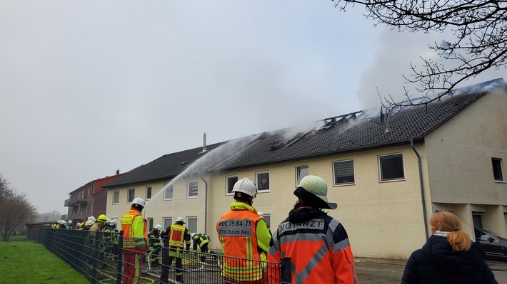 POL-CUX: Dachstuhlbrand nach Explosion in einem Mehrparteienhaus in Nordhholz