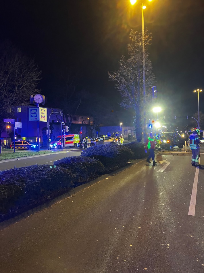 FW Paderborn: Verkehrsunfall Neuhäuser Tor