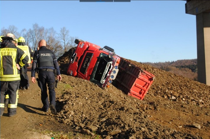POL-SI: LKW-Kipper auf Baustelle umgestürzt: Fahrer verletzt und 30000 Euro Schaden