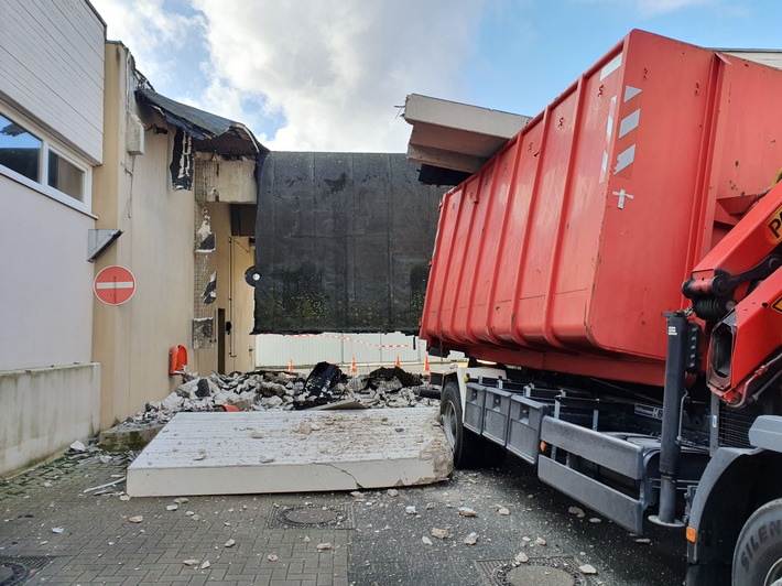 FW Bremerhaven: Dach einer Unterführung stürzt ein