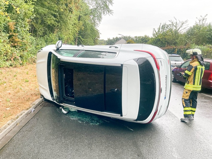 FW-BO: Verkehrsunfall: PKW bleibt auf der Seite liegen