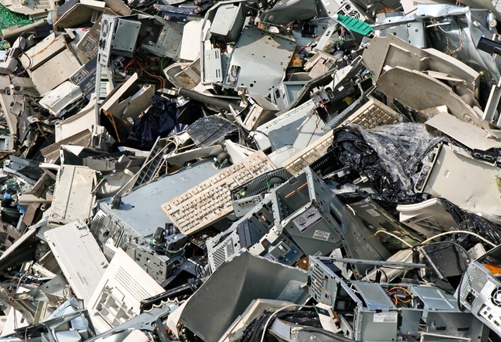 Durch die Entsorgung defekter Geräte und Neuanschaffung gleicher Geräte werden jährlich pro Haushalt 57,4 kg CO2e verursacht, die mit der Produktion der jeweiligen Neugeräte einhergehen. Für Deutschland bedeutet dies, dass alle Haushalte zusammen eine Ge-samtmenge von 2.401.071 t CO2e pro Jahr verursachen . / Weiterer Text über ots und www.presseportal.de/nr/127001 / Die Verwendung dieses Bildes ist für redaktionelle Zwecke unter Beachtung ggf. genannter Nutzungsbedingungen honorarfrei. Veröffentlichung bitte mit Bildrechte-Hinweis.