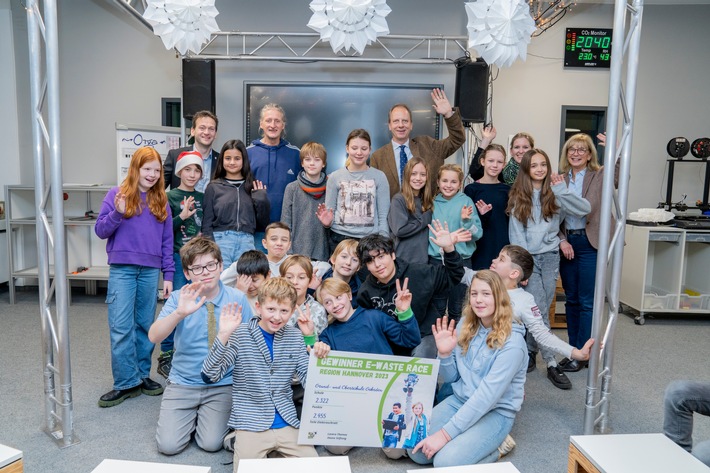 AG EWaste-Race der Grund-und Oberschule (l.h. Bürgermeister M.Losert, Herr Otto (Lehrer), Prof. .jpg