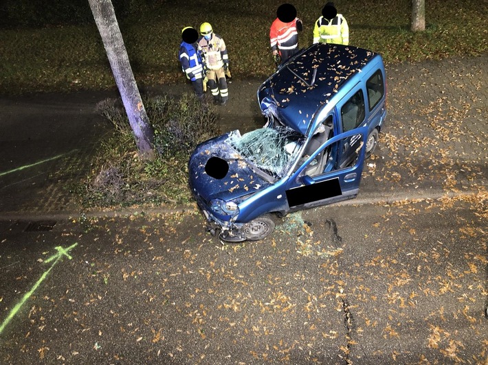 POL-PDWO: Pkw schleudert gegen einen Baum