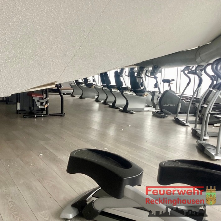 FW-RE: Einsturz einer Decke in einem Fitnessstudio