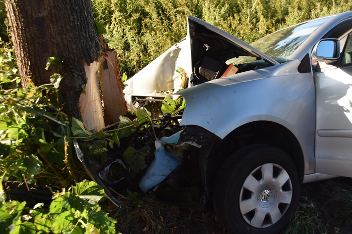 POL-HF: VW prallt gegen Baum - 20-jährige Fahrerin schwer verletzt