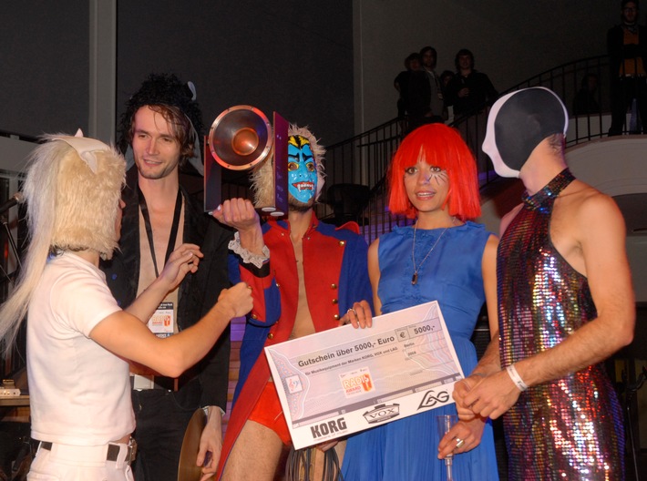 RadioAward für neue Musik - Bonaparte gewinnen Trophäe