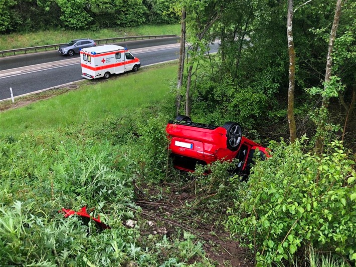 POL-PDTR: Erheblicher Sachschaden nach Verkehrsunfall auf regennasser Fahrbahn