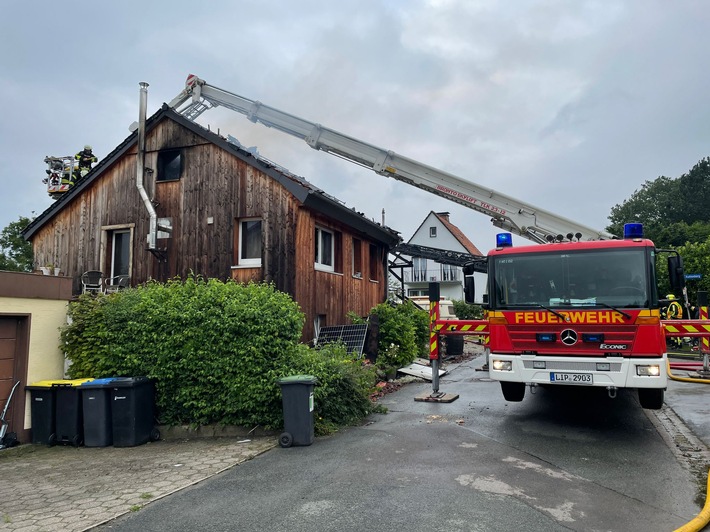 FW Horn-Bad Meinberg: Wohnhaus durch Feuer komplett zerstört - Feuerwehr 10 Stunden im Einsatz