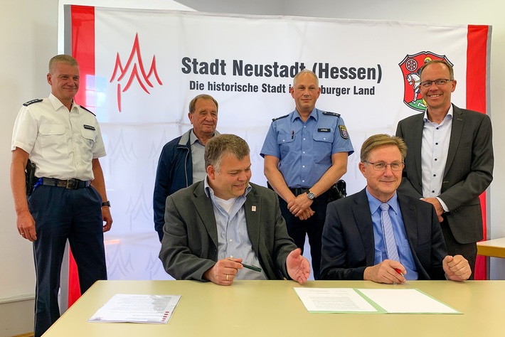 POL-MR: Sicherheitskonzept für Neustadt; Polizeipräsident Bernd Paul, Leitender Kriminaldirektor Frank Göbel und Bürgermeister Thomas Groll unterzeichnen gemeinsame Vereinbarung