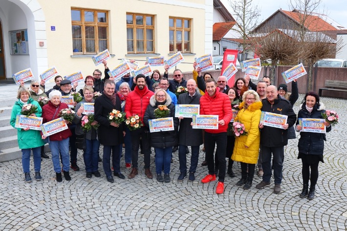 Lotterie-Gewinn und Glücksgefühle in bayerischer Gemeinde: Kai Pflaume verteilt 1,4 Millionen Euro in Neuhaus am Inn