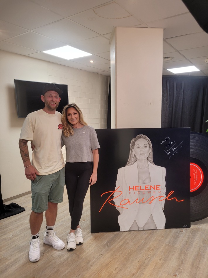 Helene Fischer versteigert riesiges Kunstwerk und macht damit Kinderträume wahr / Bei United Charity können Fans für den guten Zweck auf das signierte Kunstwerk bieten