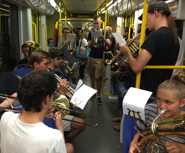 "Summer Nights" in der Stadtbahn-Linie 5