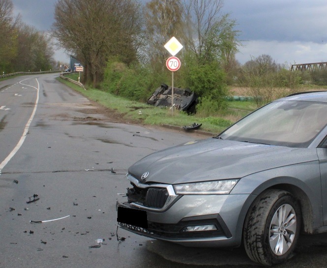 POL-MI: BMW überschlägt sich nach Zusammenstoß