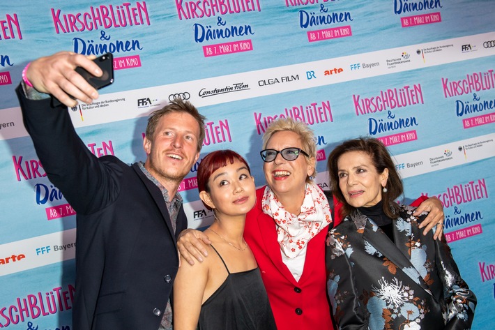 KIRSCHBLÜTEN & DÄMONEN begeistert das Premierenpublikum in München