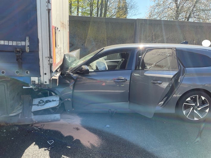 FW-MH: Drei Verkehrsunfälle innerhalb von drei Stunden auf der A40 - glimpflicher Ausgang