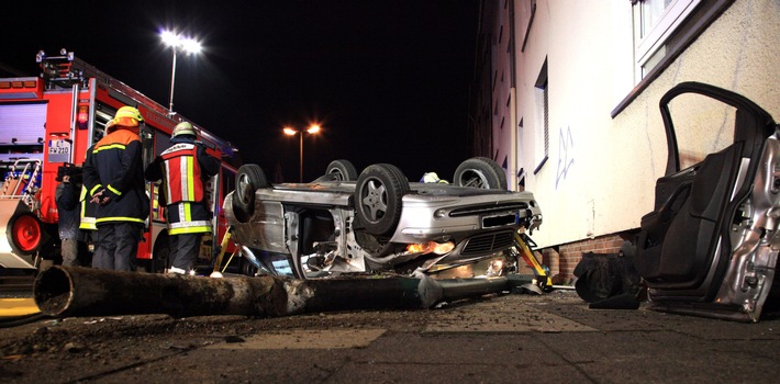 FW-E: Verkehrsunfall in Essen-Frohnhausen, Mercedes Kombi liegt auf Dach, Fahrerin eingeschlossen