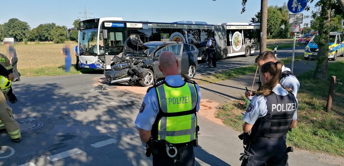 POL-PB: Auto prallt gegen Linienbus - Viele Kinder verletzt