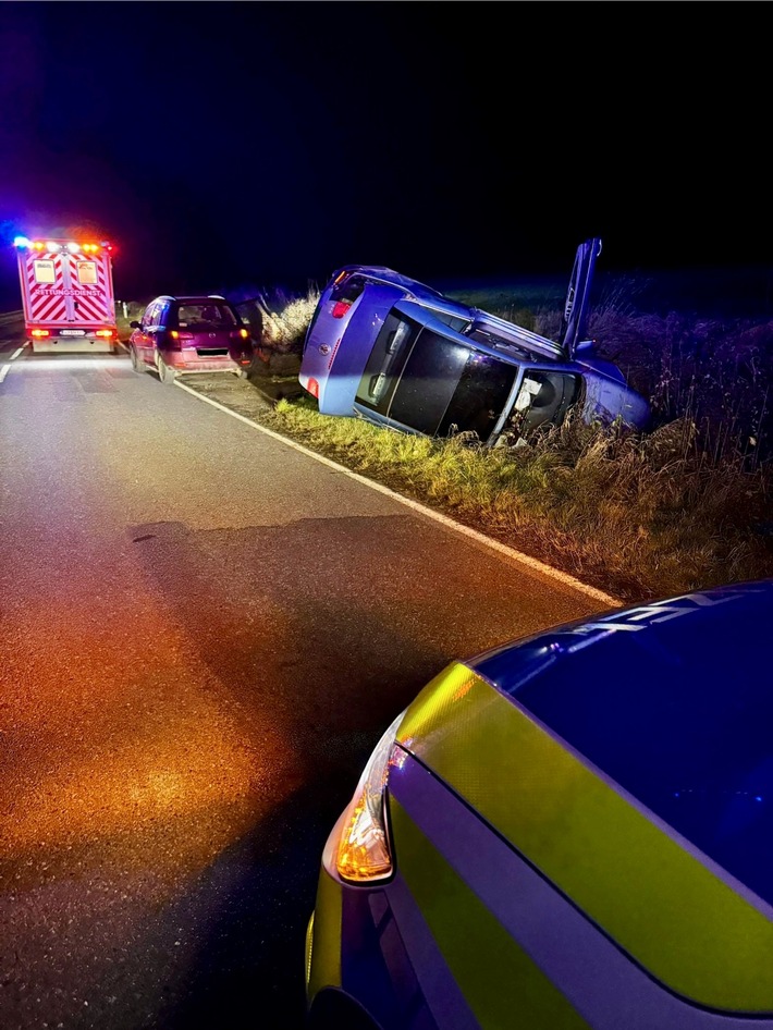 POL-HI: Ersthelfer befreien 19-Jährigen aus verunfalltem Pkw auf der K 404