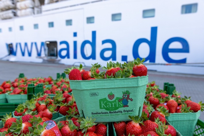 AIDA Pressemeldung: Kussmund trifft Erdbeere - AIDA Cruises und Karls starten süße Kooperation