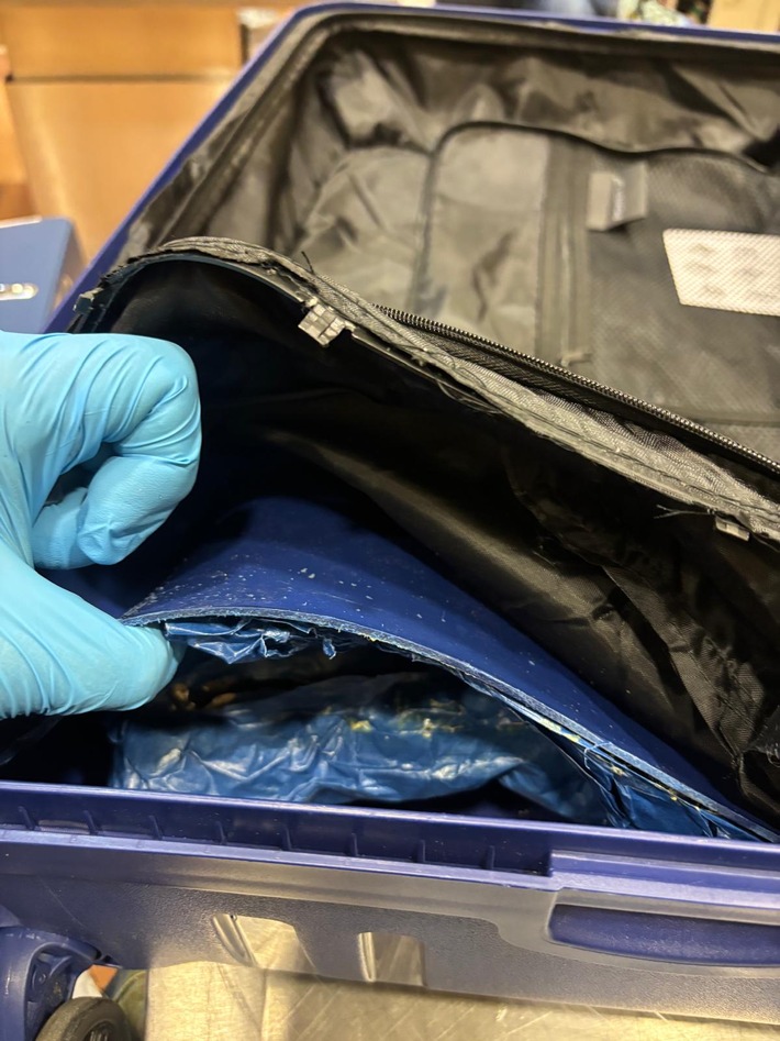 HZA-IZ: Zoll am Hamburger Flughafen stellt Schmuggler mit 5 Kilogramm Heroin im Gepäck / 56-jähriger Mann in Untersuchungshaft